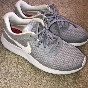 Nike tanjun athletic shoes